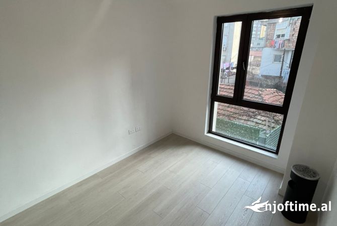 Ambiente Commerciale in Affitto 3+1 a Tirana - 699 Euro