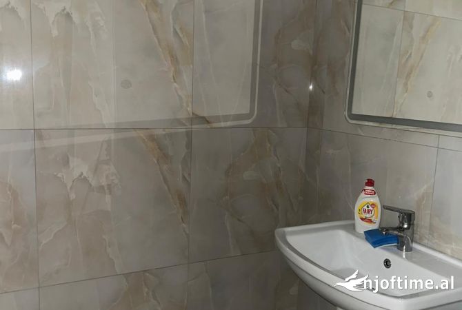 Ambiente Commerciale in Affitto 3+1 a Tirana - 1,500 Euro