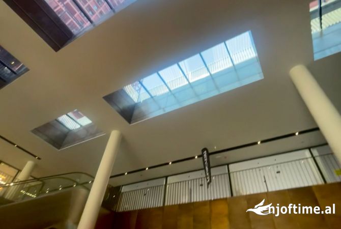 Ambiente Commerciale in Vendita 1+1 a Tirana - 414,998 Euro