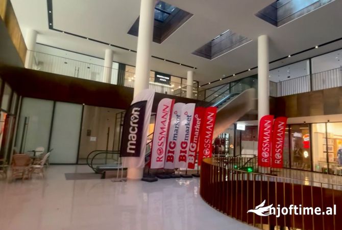 Ambiente Commerciale in Vendita 1+1 a Tirana - 414,998 Euro