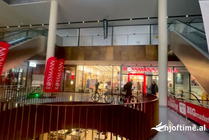 Ambiente Commerciale in Vendita 1+1 a Tirana - 414,998 Euro