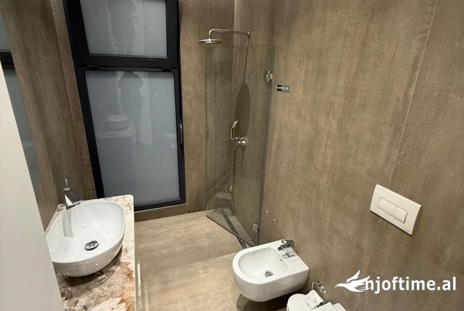 Shtepi me qera Apartament ne Tirane, 3+1, Mobilimi E mobiluar, Pagesa 1,999  Euro.