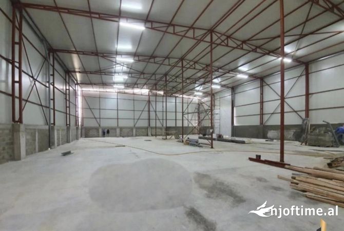 Ambiente Commerciale in Affitto 4+1 a Tirana - 4,999 Euro