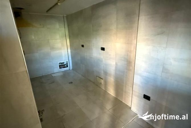 Ambiente Commerciale in Affitto 2+1 a Tirana - 2,000 Euro