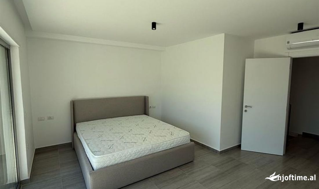 Shtepi me qera Vila Luksoze ne Tirane, 3+1, Mobilimi E mobiluar, Pagesa 2,000  Euro.