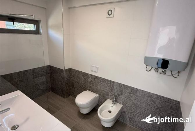 Shtepi me qera Vila Luksoze ne Tirane, 3+1, Mobilimi E mobiluar, Pagesa 2,000  Euro.