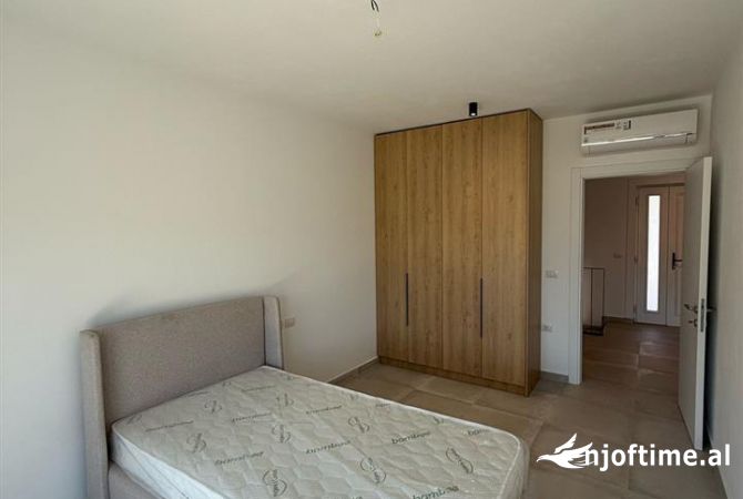 Shtepi me qera Vila Luksoze ne Tirane, 3+1, Mobilimi E mobiluar, Pagesa 2,000  Euro.