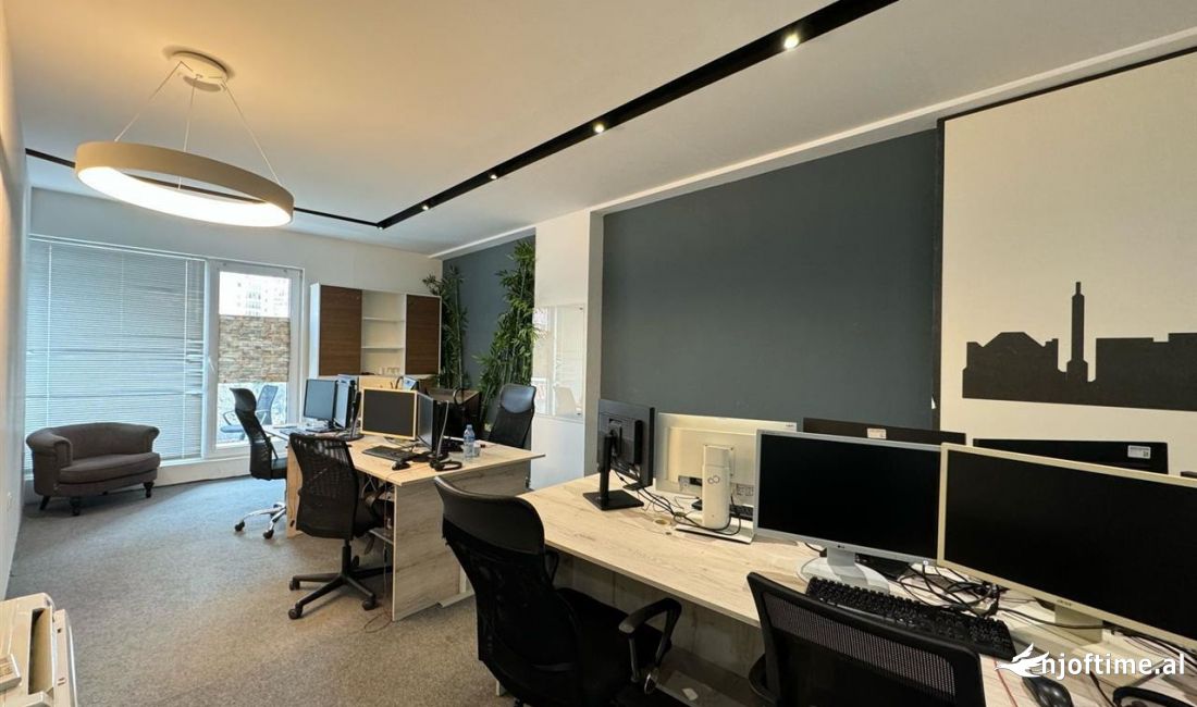 🏢 Shitet Ambient Biznesi 350m2 – Kompleksi Turdiu 📍