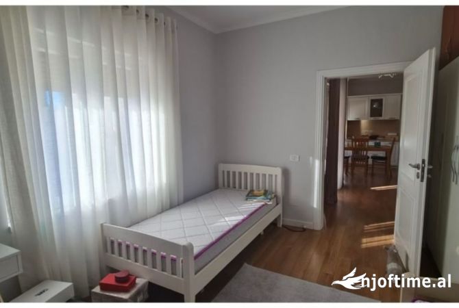 Shtepi ne shitje Apartament ne Tirane, 2+1, Mobilimi E mobiluar, Pagesa 159,800  Euro.