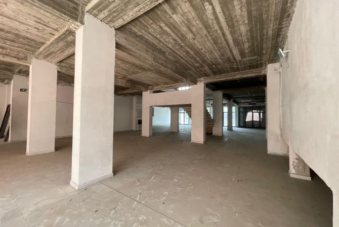 📍 Jepet me Qira Ambient 1000 m² – Ekskluzivisht tek Mbikalimi i Komunës së Parisit!