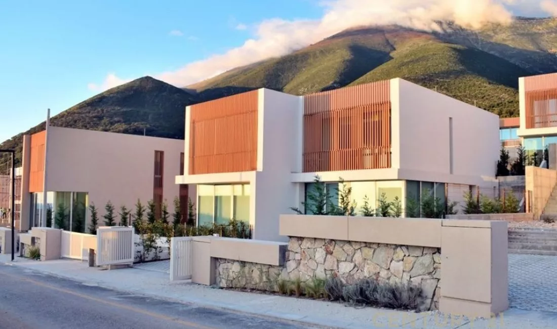 Shtepi ne shitje Vila Luksoze ne Himare, 3+1, Mobilimi E mobiluar, Pagesa 1,400,000  Euro.