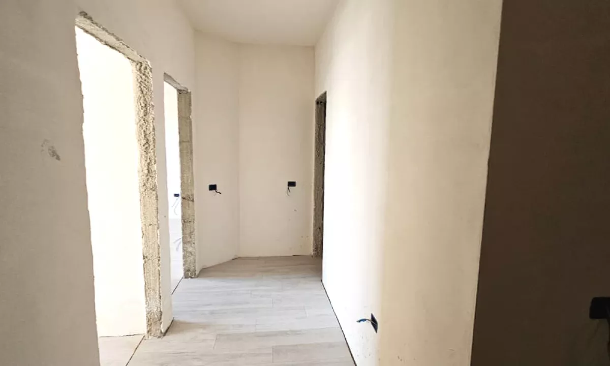 Shtepi ne shitje Apartament ne Tirane, 1+1, Mobilimi Bosh, pa mobiluar, Pagesa 112,400  Euro.