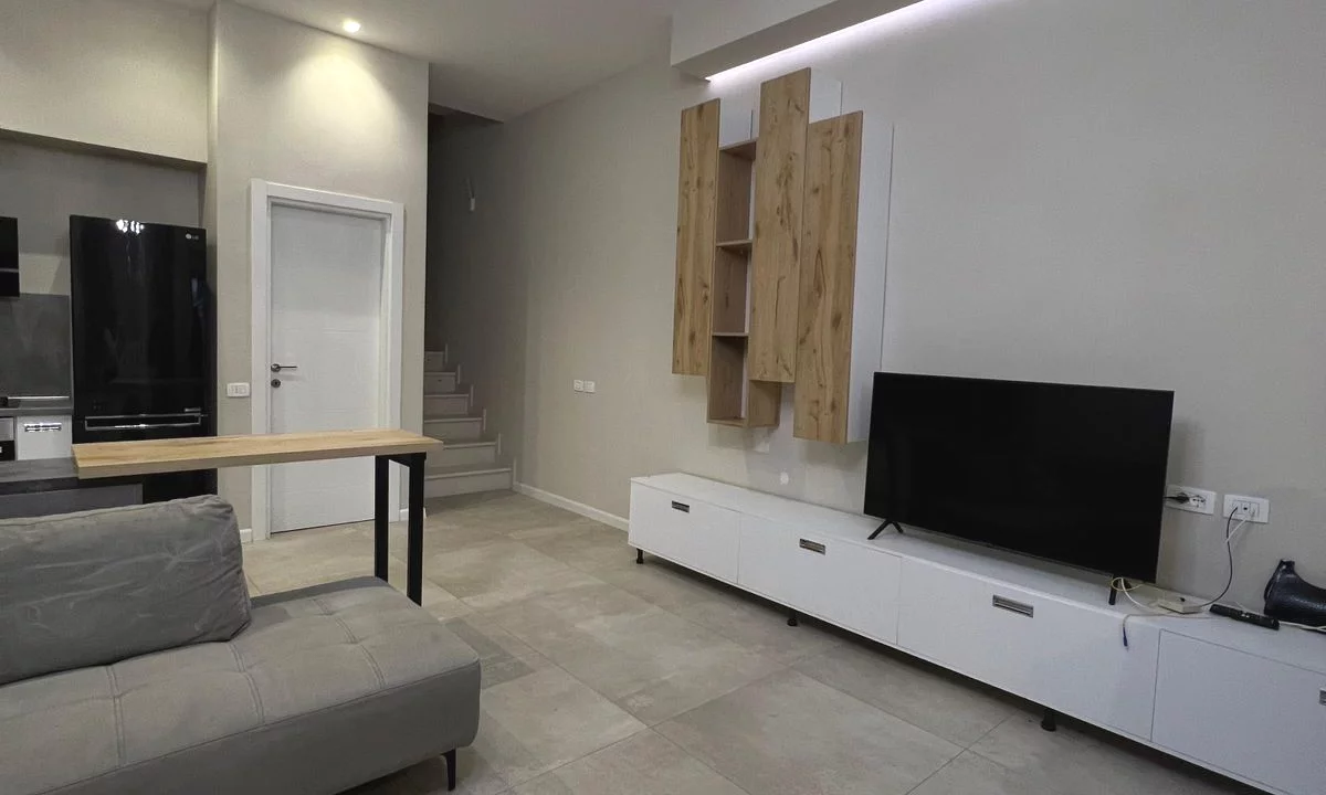 Duplex (casa a 2 piani) in vendita a Tirana 2+1, Arredato