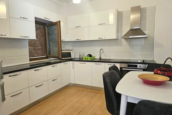 Shtepi me qera Vila Luksoze ne Tirane, 7+1, Mobilimi E mobiluar, Pagesa 2,509  Euro.