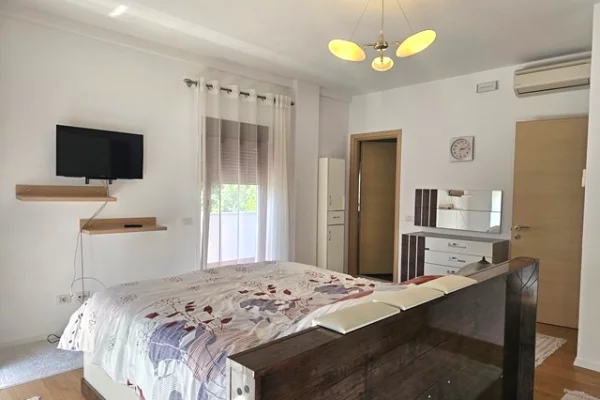 Shtepi me qera Vila Luksoze ne Tirane, 7+1, Mobilimi E mobiluar, Pagesa 2,509  Euro.