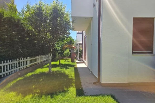 Shtepi me qera Vila Luksoze ne Tirane, 7+1, Mobilimi E mobiluar, Pagesa 2,509  Euro.