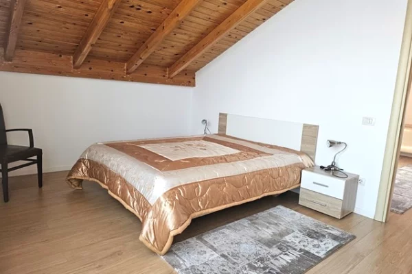 Shtepi me qera Vila Luksoze ne Tirane, 7+1, Mobilimi E mobiluar, Pagesa 2,509  Euro.