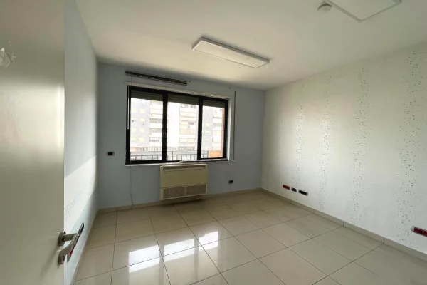 📍 Shitet Ambient Biznesi / Apartament – Mbikalimi i Komunes se Parisit