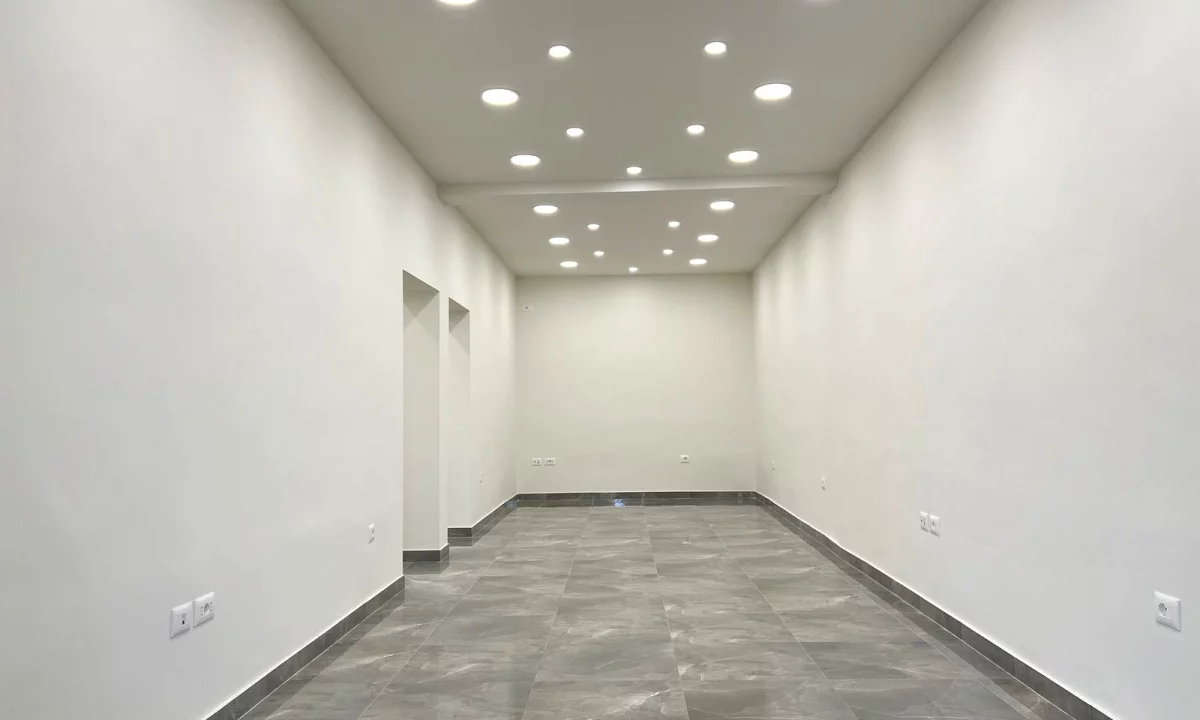 📍 Dyqan ne Shitje – Buze Rruges Kryesore, Prane Stadiumit Dinamo 🟩