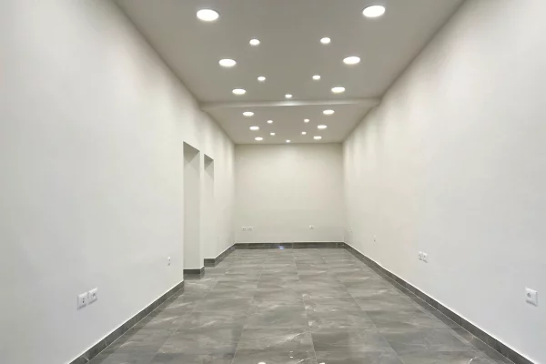 📍 Dyqan në Shitje – Buzë Rrugës Kryesore, Pranë Stadiumit Dinamo 🟩