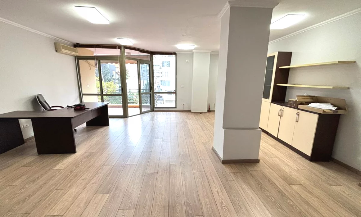 Appartamento in vendita a Tirana 2+1, SemiArredato