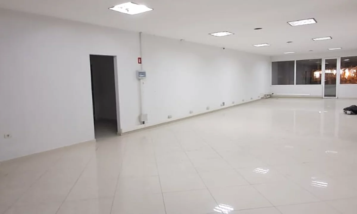 📍 Showroom Premium me Qira – Astir, Buze Rruges Kryesore