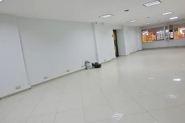 📍 Showroom Premium me Qira – Astir, Buze Rruges Kryesore