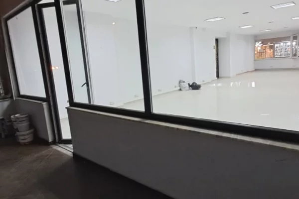 📍 Showroom Premium me Qira – Astir, Buze Rruges Kryesore