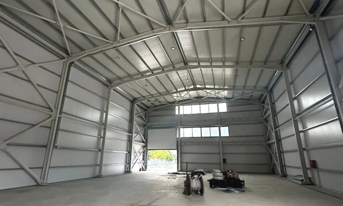 🏭 Jepet Kapanon Industrial 730 m2 me Qira – Prush 📍