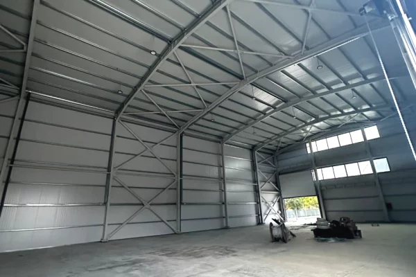 🏭 Jepet Kapanon Industrial 730 m2 me Qira – Prush 📍