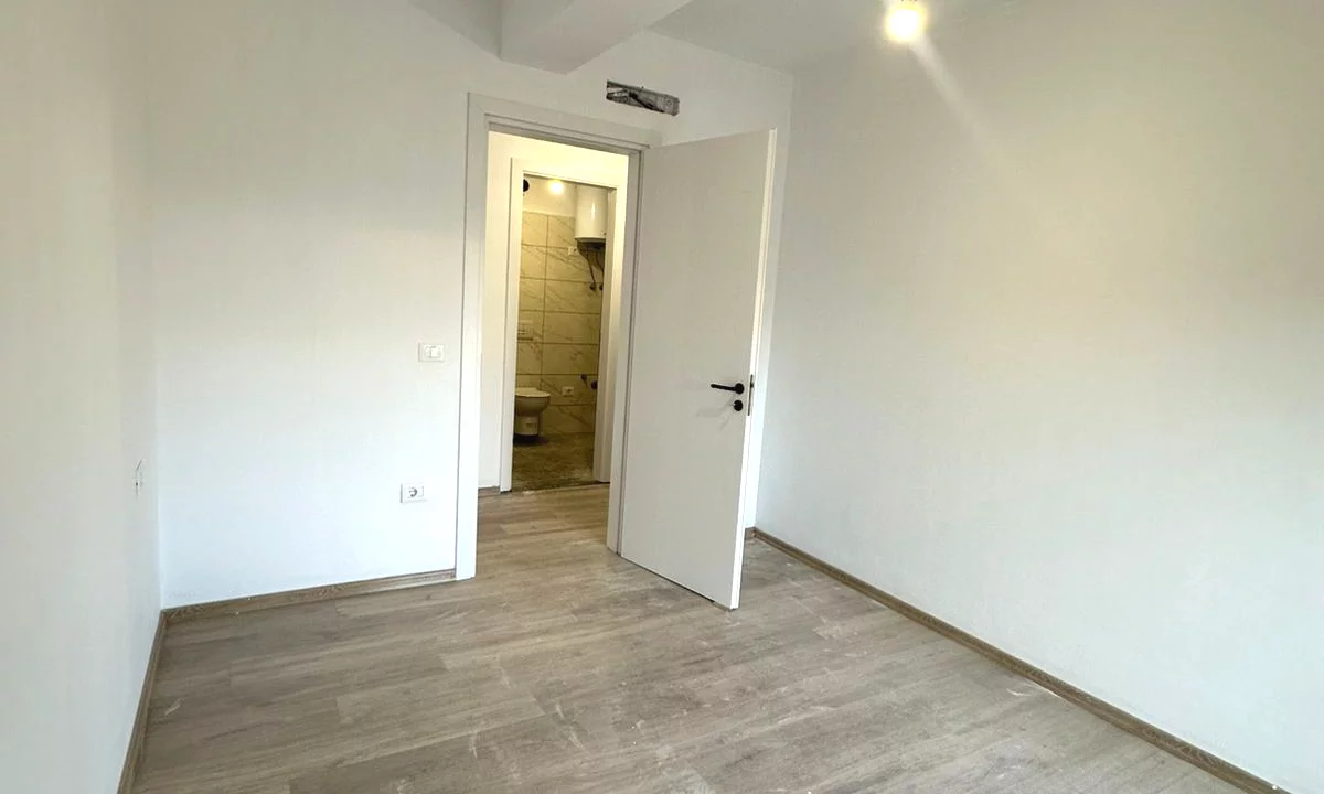 Shtepi ne shitje Apartament ne Tirane, 2+1, Mobilimi Bosh, pa mobiluar, Pagesa 183,300  Euro.