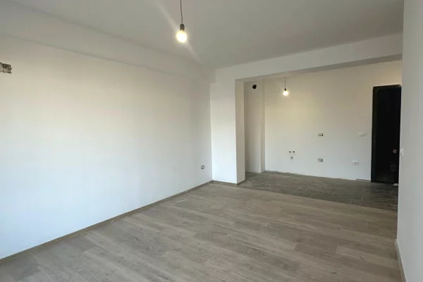 Shtepi ne shitje Apartament ne Tirane, 2+1, Mobilimi Bosh, pa mobiluar, Pagesa 183,300  Euro.