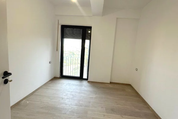 Shtepi ne shitje Apartament ne Tirane, 2+1, Mobilimi Bosh, pa mobiluar, Pagesa 183,300  Euro.