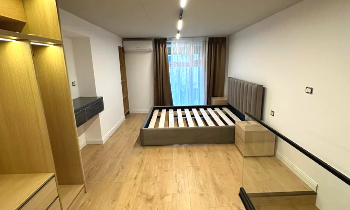 Duplex (casa a 2 piani) in vendita a Tirana 1+1, Arredato