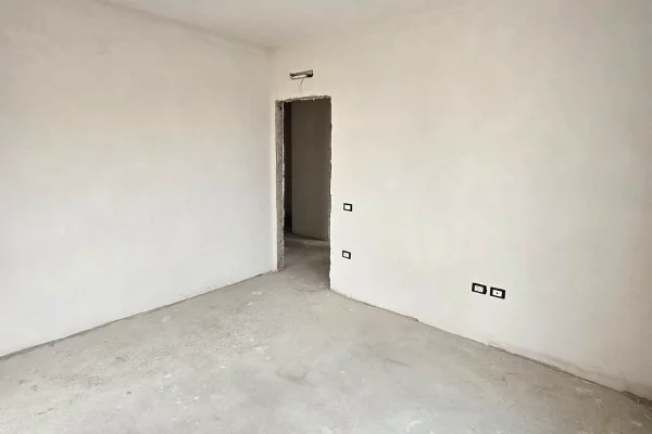 Shtepi ne shitje Apartament ne Tirane, 3+1, Mobilimi Bosh, pa mobiluar, Pagesa 268,669  Euro.