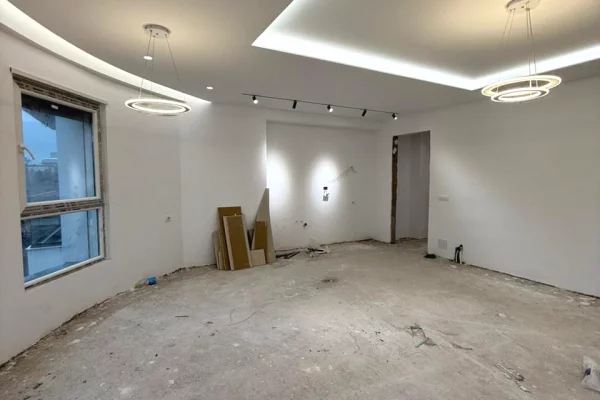 Shtepi ne shitje Apartament ne Tirane, 2+1, Mobilimi Bosh, pa mobiluar, Pagesa 235,009  Euro.