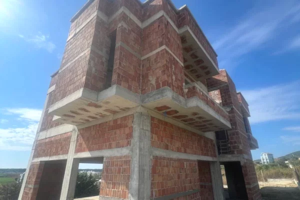 Shtepi ne shitje Vila Luksoze ne Durres, 3+1, Mobilimi Bosh, pa mobiluar, Pagesa 900,050  Euro.