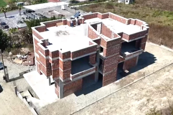 Shtepi ne shitje Vila Luksoze ne Durres, 3+1, Mobilimi Bosh, pa mobiluar, Pagesa 900,050  Euro.