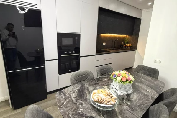 Shtepi ne shitje Apartament ne Tirane, 2+1, Mobilimi E mobiluar, Pagesa 203,500  Euro.