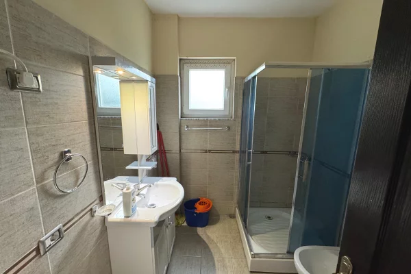 Shtepi me qera Apartament ne Tirane, 2+1, Mobilimi E mobiluar, Pagesa 502  Euro.