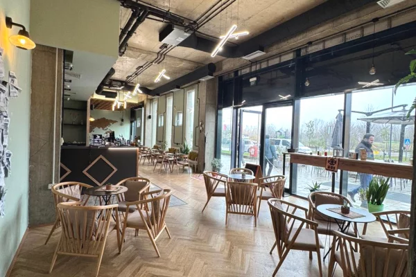 📍 Shitet Biznes Bar-Kafene – Prane Aeroportit