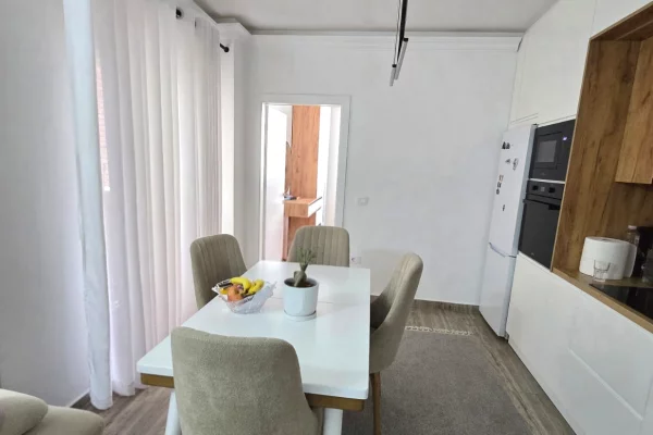 Shtepi ne shitje Apartament ne Tirane, 1+1, Mobilimi E mobiluar, Pagesa 138,000  Euro.