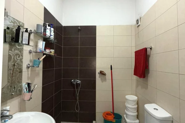 Shtepi ne shitje Apartament ne Tirane, 2+1, Mobilimi E mobiluar, Pagesa 170,009  Euro.