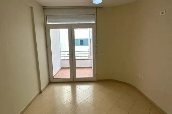 Shtepi ne shitje Apartament ne Tirane, 3+1, Mobilimi Bosh, pa mobiluar, Pagesa 280,009  Euro.
