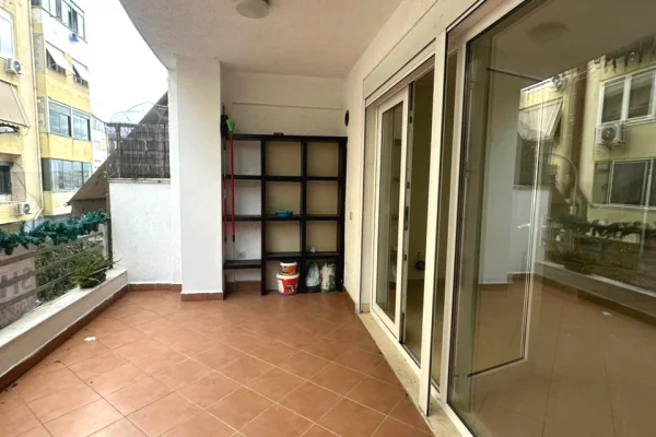 Shtepi ne shitje Apartament ne Tirane, 3+1, Mobilimi Bosh, pa mobiluar, Pagesa 280,009  Euro.