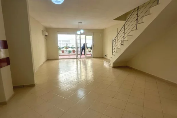Shtepi ne shitje Apartament ne Tirane, 3+1, Mobilimi Bosh, pa mobiluar, Pagesa 280,009  Euro.
