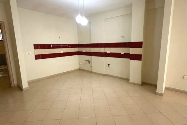 Shtepi ne shitje Apartament ne Tirane, 3+1, Mobilimi Bosh, pa mobiluar, Pagesa 280,009  Euro.