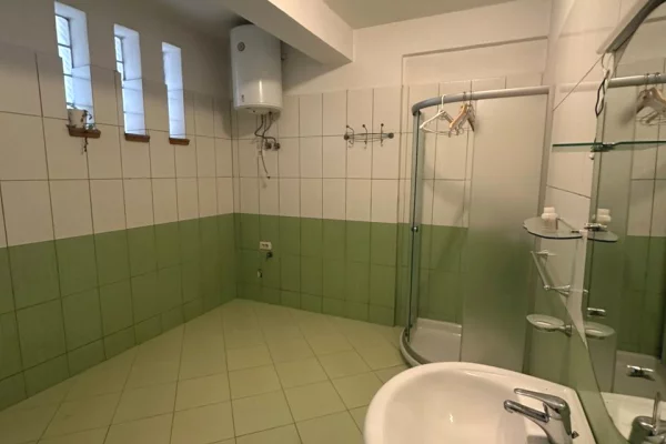 Shtepi ne shitje Apartament ne Tirane, 3+1, Mobilimi Bosh, pa mobiluar, Pagesa 280,009  Euro.