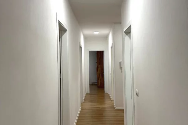 Shtepi ne shitje Apartament ne Tirane, 3+1, Mobilimi E mobiluar, Pagesa 278,009  Euro.