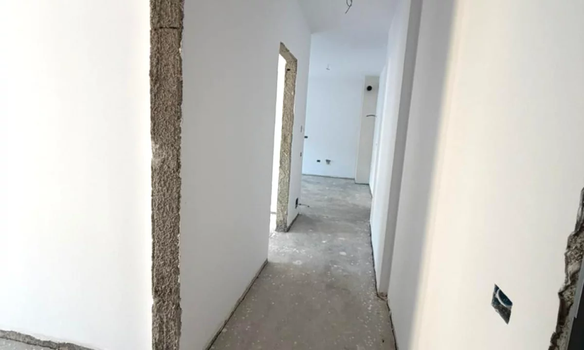 Shtepi ne shitje Apartament ne Tirane, 2+1, Mobilimi Bosh, pa mobiluar, Pagesa 151,060  Euro.